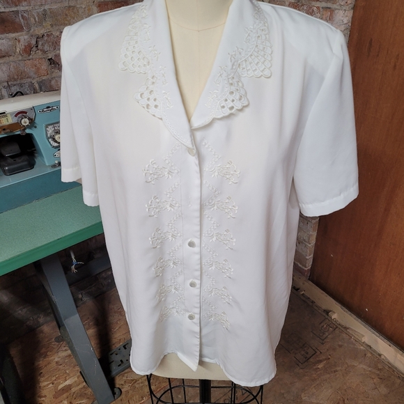 Vintage white embroidered collared blouse Medium - Picture 2 of 8